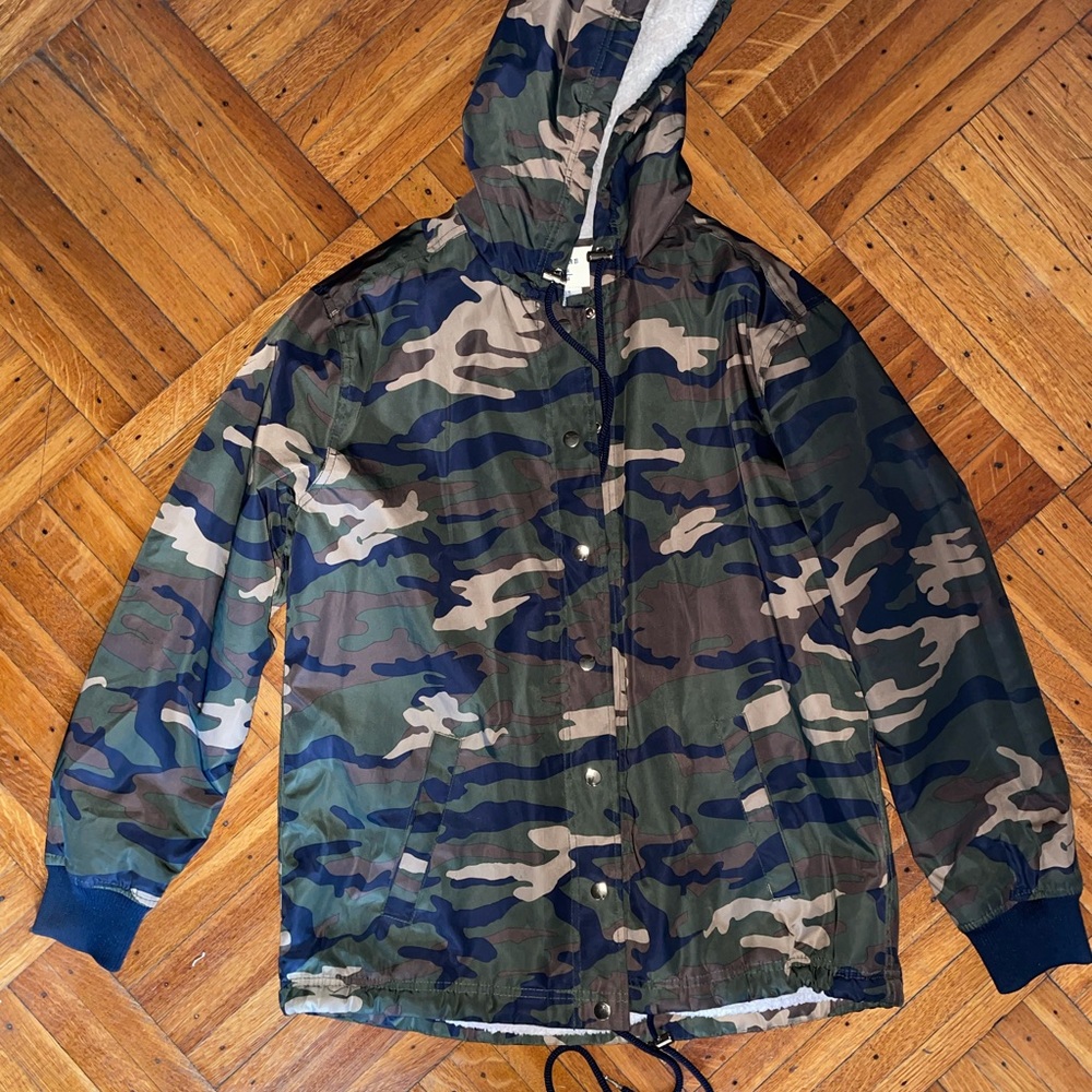 Women fur lined Camo jacket. Size M